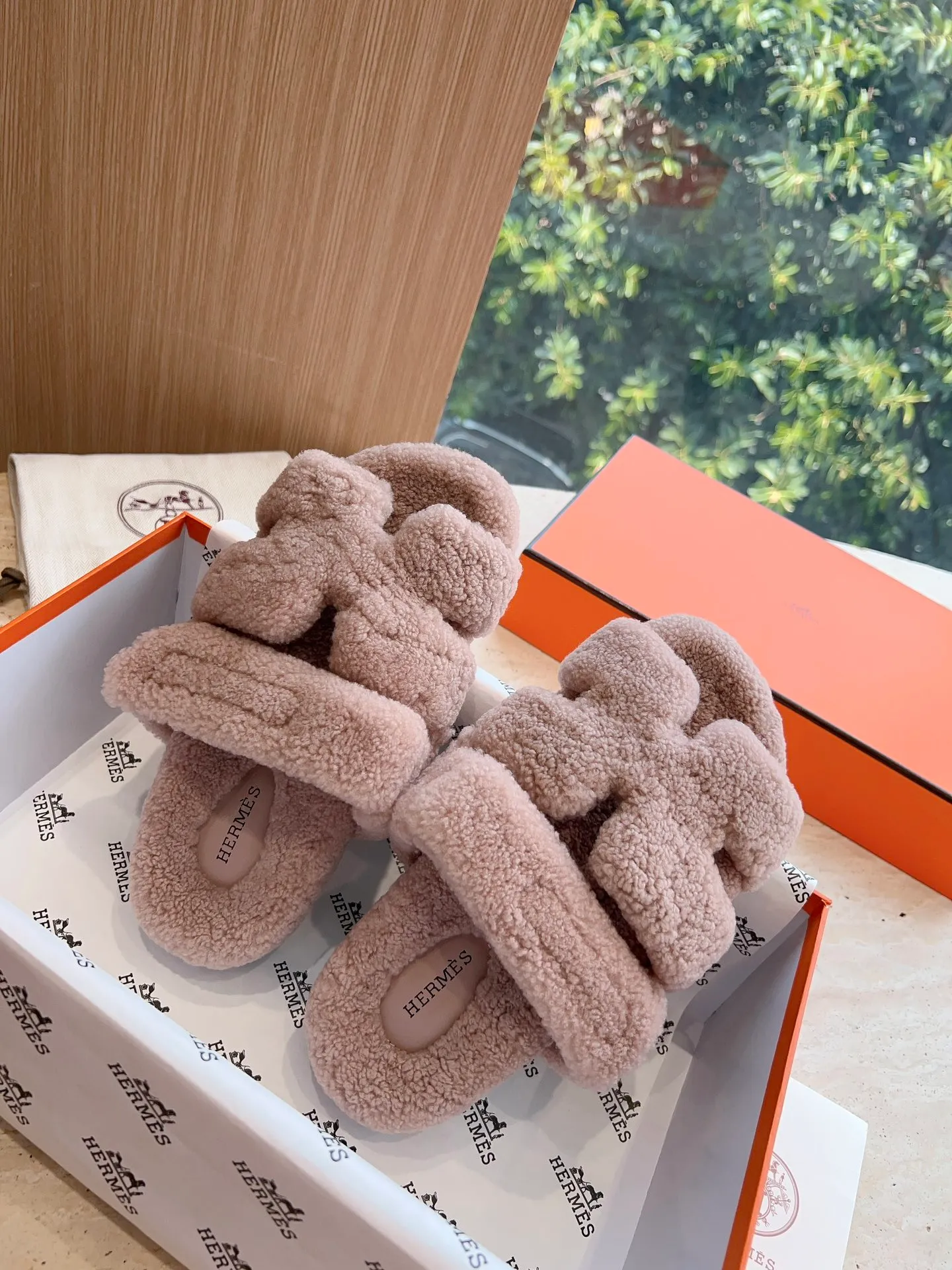 👟👟Ex-factory price 500👟👟 (Top version) Hermes Hermès Second Uncle Fur Slippers Can be made without standard: [Note: No standard needs to be customized] In 2024, the official website and Xiaohongshu will synchronize the latest color matching Hermès hot models, upgraded workmanship, high quality! Fashionable small wool H-slip autumn and winter style flat-soled wool mop. Fabric: Imported lamb's roll real wool. Lining: Imported lamb's roll real wool. Outsole: Genuine leather outsole. Size: 35-43, [Note: 41, 42, 43 customized]